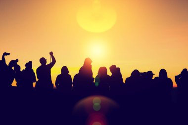 İnsanlar doğaya seyahat emzler. Seyahat rahatlayın. arka plan silueti İnsanlar Sunrise izliyor. doğa, açık, tatil, yaz, açık, dinlenmek, seyahat Tayland.