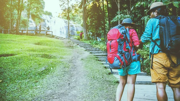 Amante mulher e homens asiáticos viajar natureza. Descontrai. Campo de toque natural. No Moutain. No verão Waterfall Use. natureza, ao ar livre, férias, verão, ao ar livre, relaxar, viajar Tailândia — Fotografia de Stock