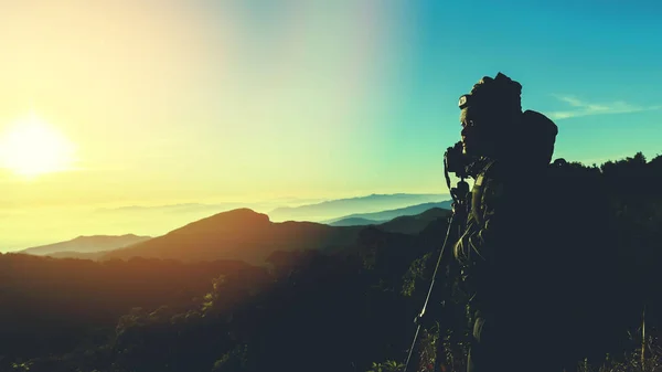 Fotograf asijského druhu cestuje přírodou. Cestování je v klidu. příroda, venkovní, dovolená, sport, cvičení, relaxace, cestování Thajsko. — Stock fotografie