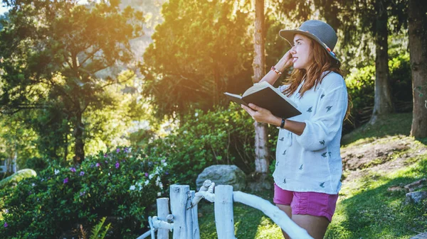 아시아 여자 여행 자연입니다. 여행 휴식. 공부는 책을 읽는다. 자연 교육 여름에 공공 공원에서 메모를 작성합니다. 교육, 책 읽기, 책, 메모 쓰기, 일기. — 스톡 사진