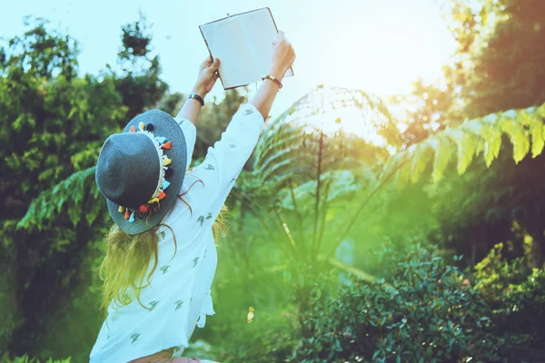 Mujer asiática viaje naturaleza. Relájate. Estudio leer un libro. Nature Education Escribe una nota En el parque público en verano. educación, leer un libro, libro, escribir una nota, diario . — Foto de Stock