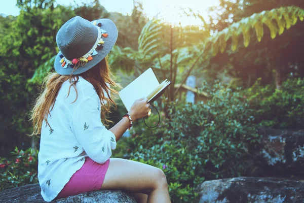 아시아 여자 여행 자연입니다. 여행 휴식. 공부는 책을 읽는다. 자연 교육 여름에 공공 공원에서 메모를 작성합니다. 교육, 책 읽기, 책, 메모 쓰기, 일기. — 스톡 사진