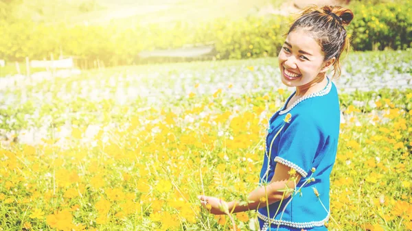 Asijská žena cestuje na dovolenou. V létě se na hoře květinová pastvina. Thajsko — Stock fotografie