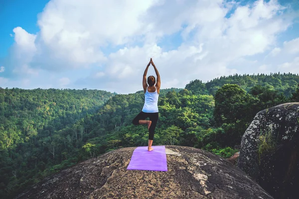 Donna Asiatica Rilassarsi Durante Vacanza Viaggia Rilassati Gioca Yoga Sulla — Foto Stock