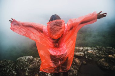 Asyalı kadınlar seyahat. Sabah atmosferi doğa Ormanlar. orman yağmur mevsiminde yürümek. puhinrongkla Tayland