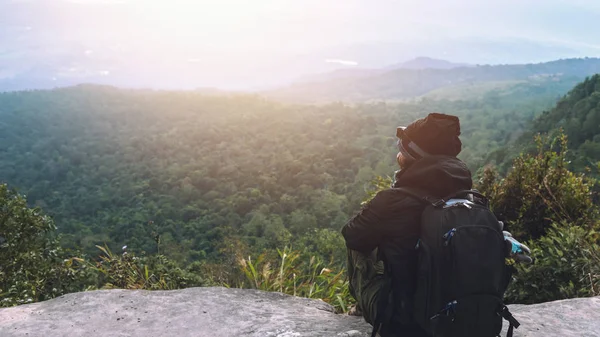 Hombre asiáticos viajan relajarse en las vacaciones. Admire el paisaje de la atmósfera en la Fuente. Mountain Park felizmente. En Tailandia — Foto de Stock