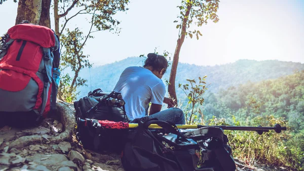 亚洲男子旅行照片自然。在森林中度假散步放松。假期旅游放松。夏天， 性质， 冒险， 户外， 假期， 放松， 露营， 旅行泰国. — 图库照片