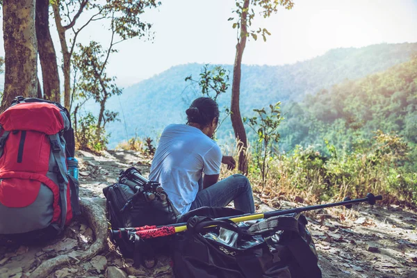 Asijský muž cestovní fotografie příroda. cestování v lese relaxovat v prázdninové procházce. na dovolenou si odpočiňte. léto, příroda, dobrodružství, venkovní, prázdninové, relaxační, kempování, cestování Thajsko. — Stock fotografie