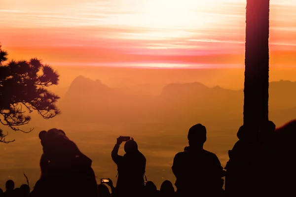 People watching Sunrise in the morning. Tourists travel relax in the holiday. photograph sunrise in the morning among people. outdoor, holiday, travel Thailand, countryside. — Stock Photo, Image