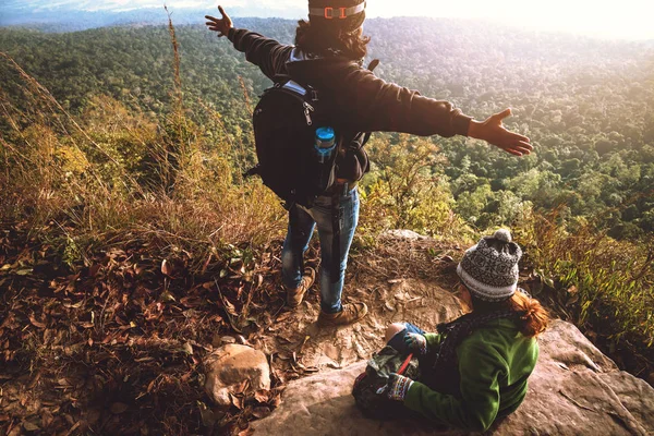 Lover woman and man asians travel relax in the holiday. Admire the atmosphere landscape on the Moutain. Mountain Park happily. In Thailand — Stock Photo, Image