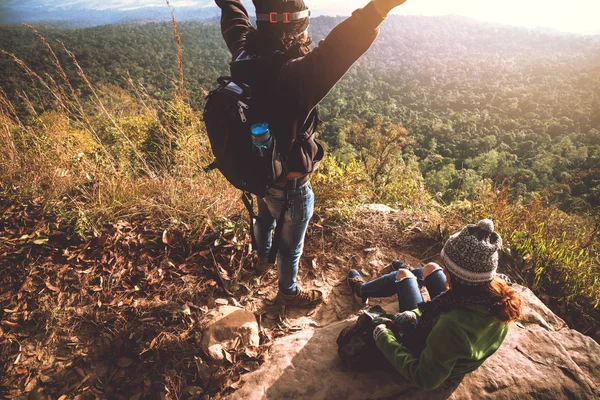 Älskare kvinna och man asiater resa slappna av på semestern. Beundra atmosfären landskapet på Moutain. Mountain Park lyckligt. I Thailand — Stockfoto