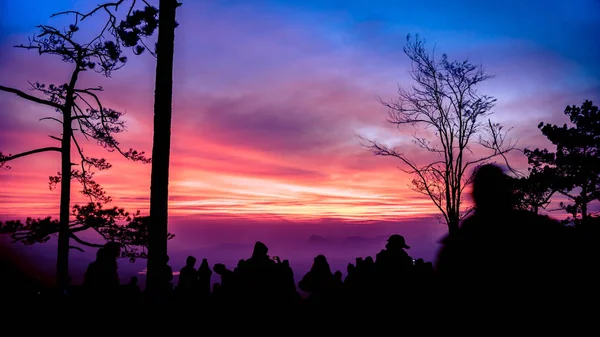 Menschen Die Morgens Den Sonnenaufgang Beobachten Touristen Reisen Entspannt Den — Stockfoto