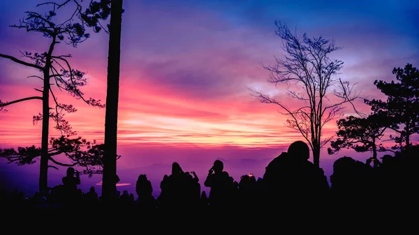 People watching Sunrise in the morning. Tourists travel relax in the holiday. photograph sunrise in the morning among people. Thailand — Stock Photo, Image