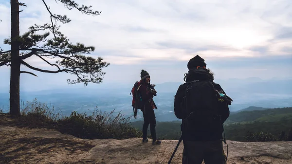 Fotografo amante donna e uomo asiatici viaggiare rilassarsi durante la vacanza. Fotografia paesaggi di montagna atmosfera al mattino. In inverno. In Thailandia. Viaggia rilassati. Montagna, all'aperto, vacanza, viaggiare Thailandia, campagna . — Foto Stock