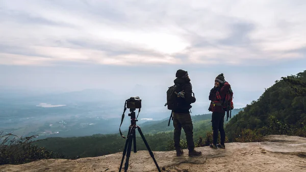 Fotógrafo amante mujer y hombre asiáticos viajar relajarse en las vacaciones. Fotografiar paisajes de montaña atmósfera por la mañana. En invierno. En Tailandia, viajar relajarse. Montaña, al aire libre, vacaciones, viajar Tailandia, campo . — Foto de Stock