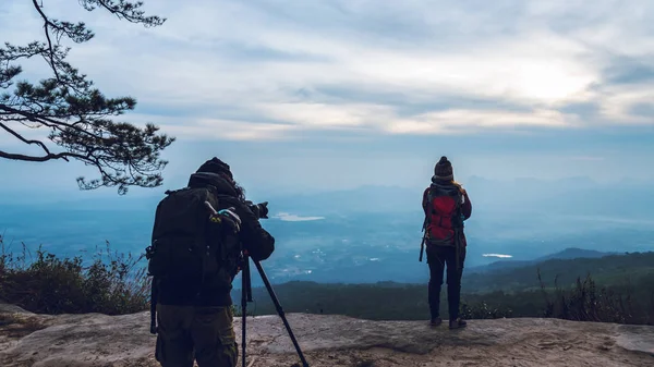 Fotógrafo amante mujer y hombre asiáticos viajar relajarse en las vacaciones. Fotografiar paisajes de montaña atmósfera por la mañana. En invierno. En Tailandia, viajar relajarse. Montaña, al aire libre, vacaciones, viajar Tailandia, campo . — Foto de Stock