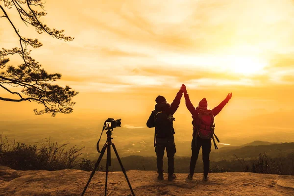 Fotógrafo amante mulher e homem asiáticos viagem relaxar no feriado. Fotografar paisagens montanhosas atmosfera pela manhã. No inverno. Na Tailândia, Travel relaxar. Montanha, ao ar livre, férias, viajar Tailândia, campo . — Fotografia de Stock