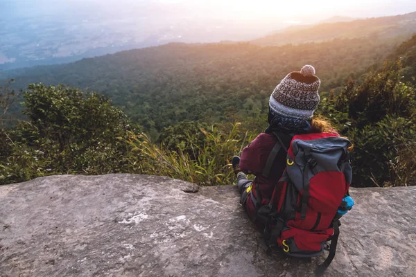 Donne asiatiche viaggiano rilassarsi durante la vacanza. Ammira l'atmosfera paesaggistica del Moutain. Mountain Park felicemente. In Thailandia — Foto Stock