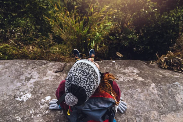 Ženy se v prázdnin cestují relaxovat. Obdivujte atmosféru v krajině u moutain. Horský park šťastně. Ta holka cestuje přírodou. Cestování je v klidu. Horská, venkovní, dovolená, cestování Thajsko, krajina. — Stock fotografie