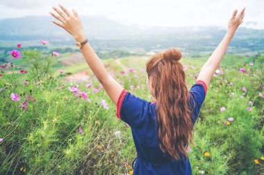 Genç bir kadın güzel doğanın ortasında mor bir çiçek bahçesinde seyahat. Kız doğaya seyahat ediyor. Seyahat rahatlayın. Dağ, açık, tatil, dinlenmek, seyahat Tayland.
