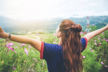 Genç bir kadın güzel doğanın ortasında mor bir çiçek bahçesinde seyahat. Kız doğaya seyahat ediyor. Seyahat rahatlayın. Dağ, açık, tatil, dinlenmek, seyahat Tayland.