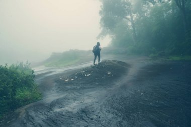 Asyalı kadınlar seyahat. Sabah atmosferi doğa Ormanlar. orman yağmur mevsiminde yürümek. puhinrongkla Tayland. Kız doğaya seyahat ediyor. Seyahat rahatlayın. Dağ, Sırt Çantası, açık, tatil, dinlenmek, seyahat Tayland.