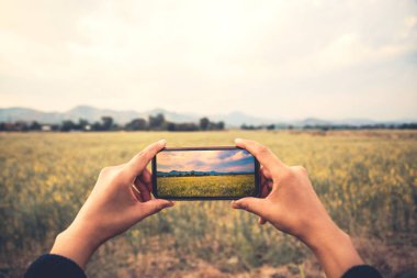 Cep telefonu fotoğrafını kullanan kadın eli. Dağ doğası. doğa, açık hava, tatil, dinlenmek, seyahat, yaz.
