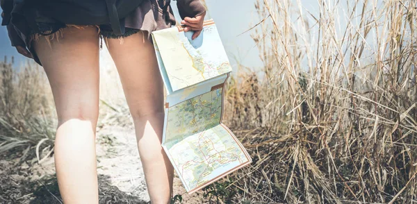 Ходят женские ноги. Женщины-путешественницы путешествуют природные горные карты навигации. Девушка путешествует на природе. Отдыхай. Гора, рюкзак, открытый, отдых, отдых, путешествия Таиланд . — стоковое фото