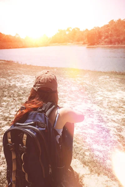 Um abraço em pastagens naturais na montanha. O sol da manhã brilha. A rapariga viaja pela natureza. Descontrai. Montanha, Mochila, ao ar livre, férias, relaxar, viajar Tailândia . — Fotografia de Stock