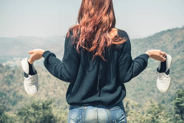 Kobiety stoją w naturalnym otoczeniu, górskie lasy w ręku. Natura, na dworze, wakacje, zrelaksować się, podróżować, lato. — Zdjęcie stockowe