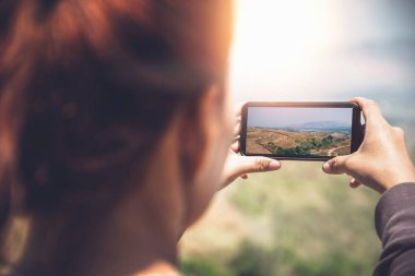 Cep telefonu fotoğrafını kullanan kadın eli. Dağ doğası. Kız doğaya seyahat ediyor. Seyahat rahatlayın. Dağ, Sırt Çantası, açık, tatil, dinlenmek, seyahat Tayland.