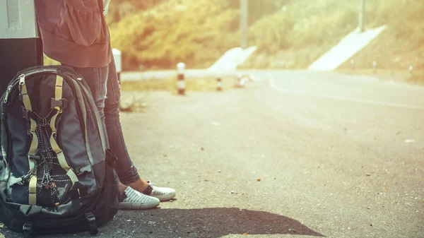 Caminatas de viajera Ver el mapa sobre la marcha. La chica estaba estudiando para leer mapa Camino, Ruta del tráfico, Camino rural, campo, ruta, verano, naturaleza, al aire libre, vacaciones, relajarse, viajar Tailandia . — Foto de Stock