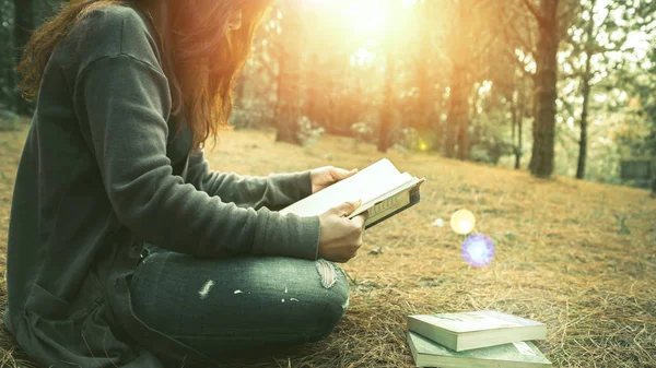 Vrouw ontspannen lezen in Park. Vakantie. onderwijs, lees een boek, boek, schrijf een notitie, dagboek — Stockfoto