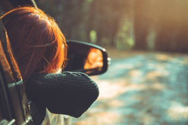 Kırsal doğa güzergahları kullanan kadınlar. Çıkmaza gir. Yol, Trafik güzergahı, Kırsal yol, kırsal, Orman, rota, yaz, doğa, açık, tatil, dinlenmek, seyahat Tayland.