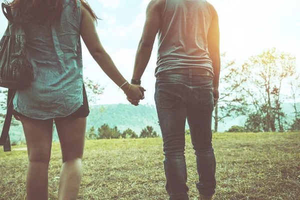 Tanto mujeres como hombres están caminando de la mano. En una montaña de hierba natural. Pareja asiática naturaleza de viaje. Relájate. Montaña, al aire libre, vacaciones, relajarse, viajar Tailandia . — Foto de Stock