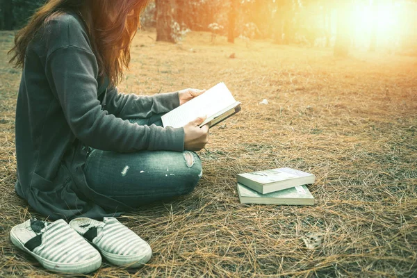 공원에서 독서를 하는 여자. 홀리데이. 교육, 책 읽기, 책, 메모 쓰기, 일기 — 스톡 사진