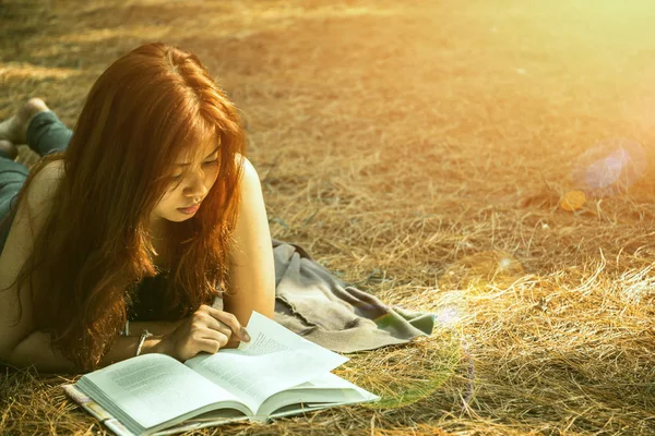 Vrouw ontspannen lezen in Park. vakantie slaap rust in het lezen. Jonge vrouwen ontspannen, slapen, boeken lezen tijdens de feestdagen. natuur, buiten, vakantie, onderwijs, lees een boek, boek, schrijf een notitie, dagboek. — Stockfoto