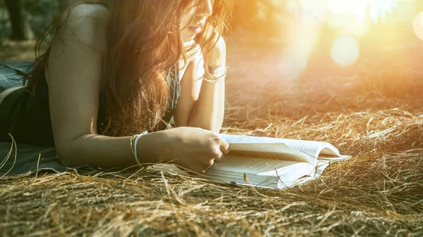 Vrouw ontspannen lezen in Park. vakantie slaap rust in het lezen. Jonge vrouwen ontspannen, slapen, boeken lezen tijdens de feestdagen. natuur, buiten, vakantie, onderwijs, lees een boek, boek, schrijf een notitie, dagboek. — Stockfoto