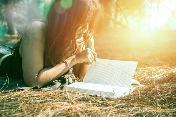 Mujer relajante leyendo en el parque. vacaciones Descanso en la lectura. Las jóvenes se relajan, duermen, leen libros durante las vacaciones. nature, outdoor, holiday, education, read a book, book, Write a note, diary . — Foto de Stock