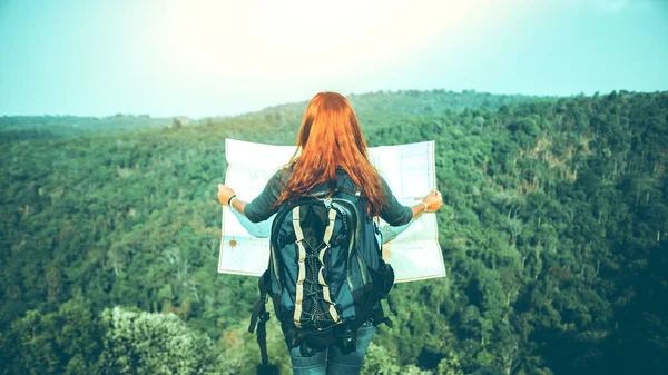 Viaje explorar o mapa da floresta montanhosa. Explore o mapa. Mulher asiática viajar natureza. Descontrai. Stand paisagens névoa Toque Natural na montanha. viagem Tailândia. mapa — Fotografia de Stock