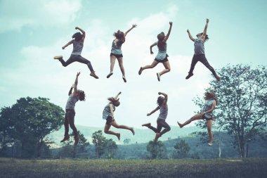 Atlama duruş mutlu tatil Doğa yollar, ormanlar, dağlar. doğa, açık, tatil, dinlenmek, seyahat Tayland.