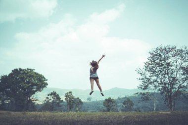 Atlama duruş mutlu tatil Doğa yollar, ormanlar, dağlar, mutlu bir kadın mutlu atlama, Yüzen