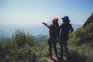 Sevgili çift kadın ve erkek Asyalılar tatilde dinlenmek seyahat. Dağda manzara ayağa kalkın. Mountain Park mutlu bir şekilde dağlarda yürüyüş. Tayland'da