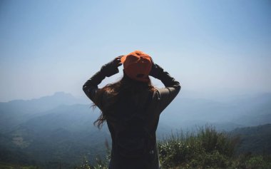 Asyalı kadınlar tatilde rahatlarlar. Dağda durup manzarayı izleyin. Mountain Park mutlu. dağlarda yürüyüş. Tayland'da