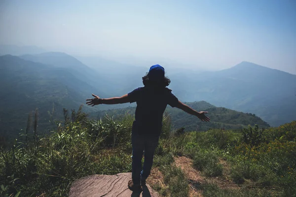 Viagem homem asiático relaxar no feriado. Fique de pé e observe a paisagem na Montanha. Mountain Park alegremente. caminhadas nas montanhas. Na Tailândia — Fotografia de Stock