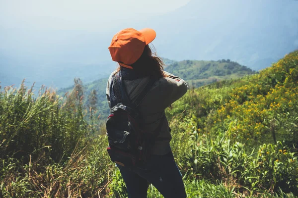 As mulheres asiáticas viajam relaxar nas férias. Fique de pé e observe a paisagem na Montanha. Mountain Park alegremente. caminhadas nas montanhas. Na Tailândia — Fotografia de Stock