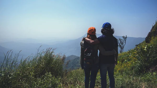 연인 커플 여성과 남성 아시아 여행 휴가에서 휴식을 취합니다. 산의 풍경을 서. 마운틴 파크 는 행복하게.산에서 하이킹. 태국에서 — 스톡 사진