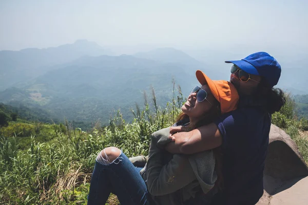 Amante casal mulheres e homens asiáticos viajar relaxar no feriado. Levante-se paisagem na Montanha. Mountain Park happily.hiking em montanhas. Na Tailândia — Fotografia de Stock