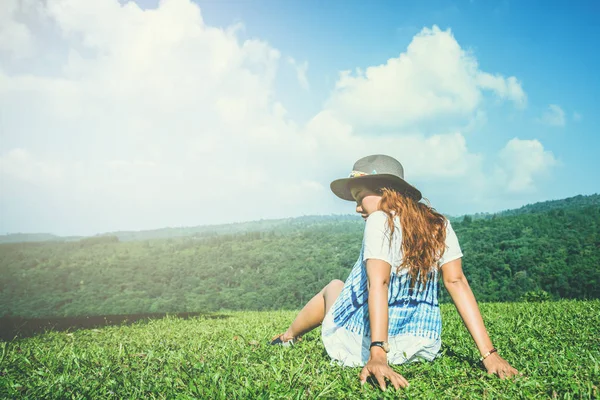 As mulheres asiáticas viajam relaxar nas férias. assentos relaxar no gramado na montanha. Na Tailândia — Fotografia de Stock