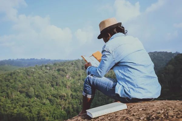 아시아 남자 여행 휴가에 휴식. 좌석은 바위 절벽에 책을 읽고 휴식을 취합니다. 산에. 태국에서 — 스톡 사진